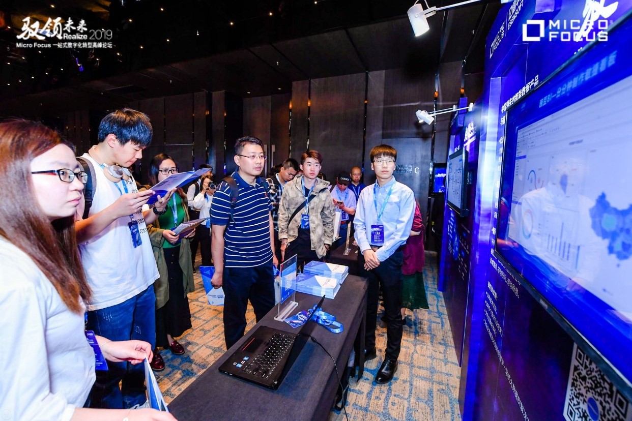 億信華辰展臺(tái)